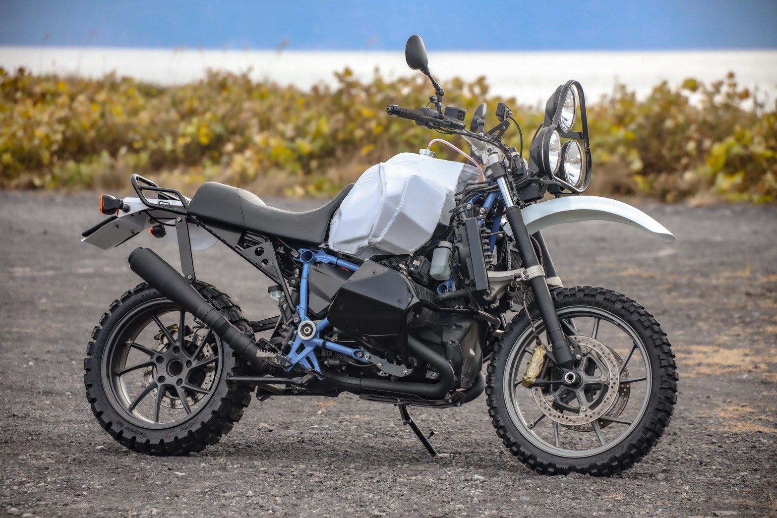 60Lタンクとトリプルヘッドライトを備えたR1200GS