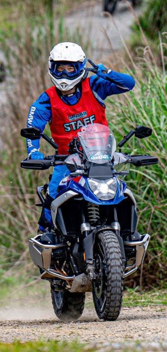 林道でアドベンチャーバイクに乗る副編集長の小池将史