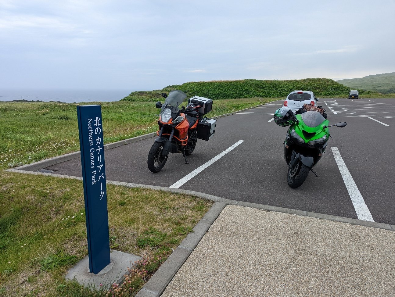 礼文島の北のカナリアパークに停めた2台のバイク
