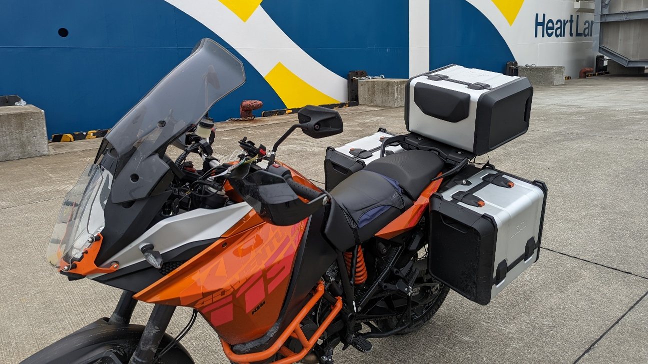 フェリー乗り場で北海道への出発を待つKTM 1190 Adventure