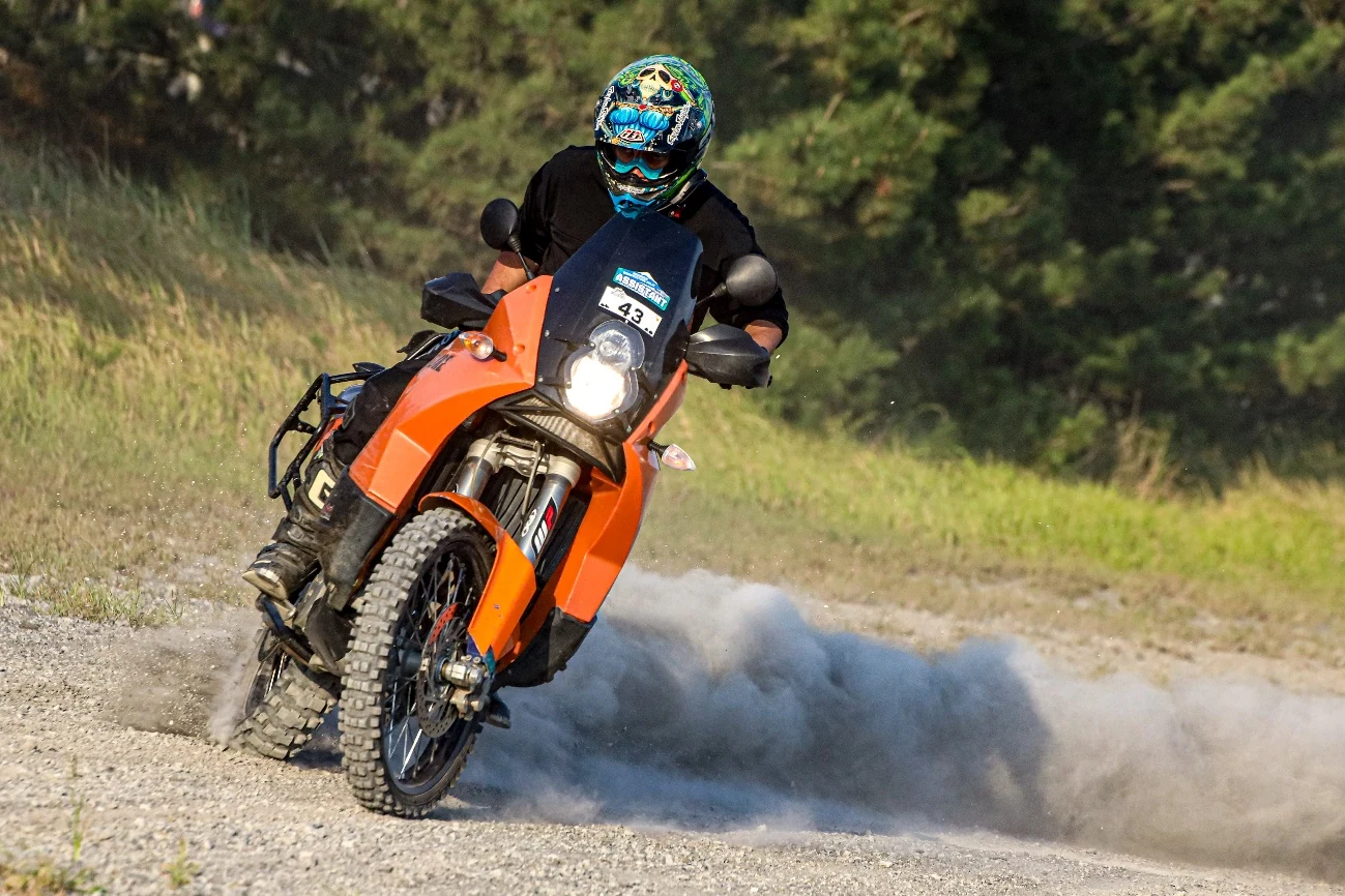 ダートを走るKTM 990 ADVENTURE S
