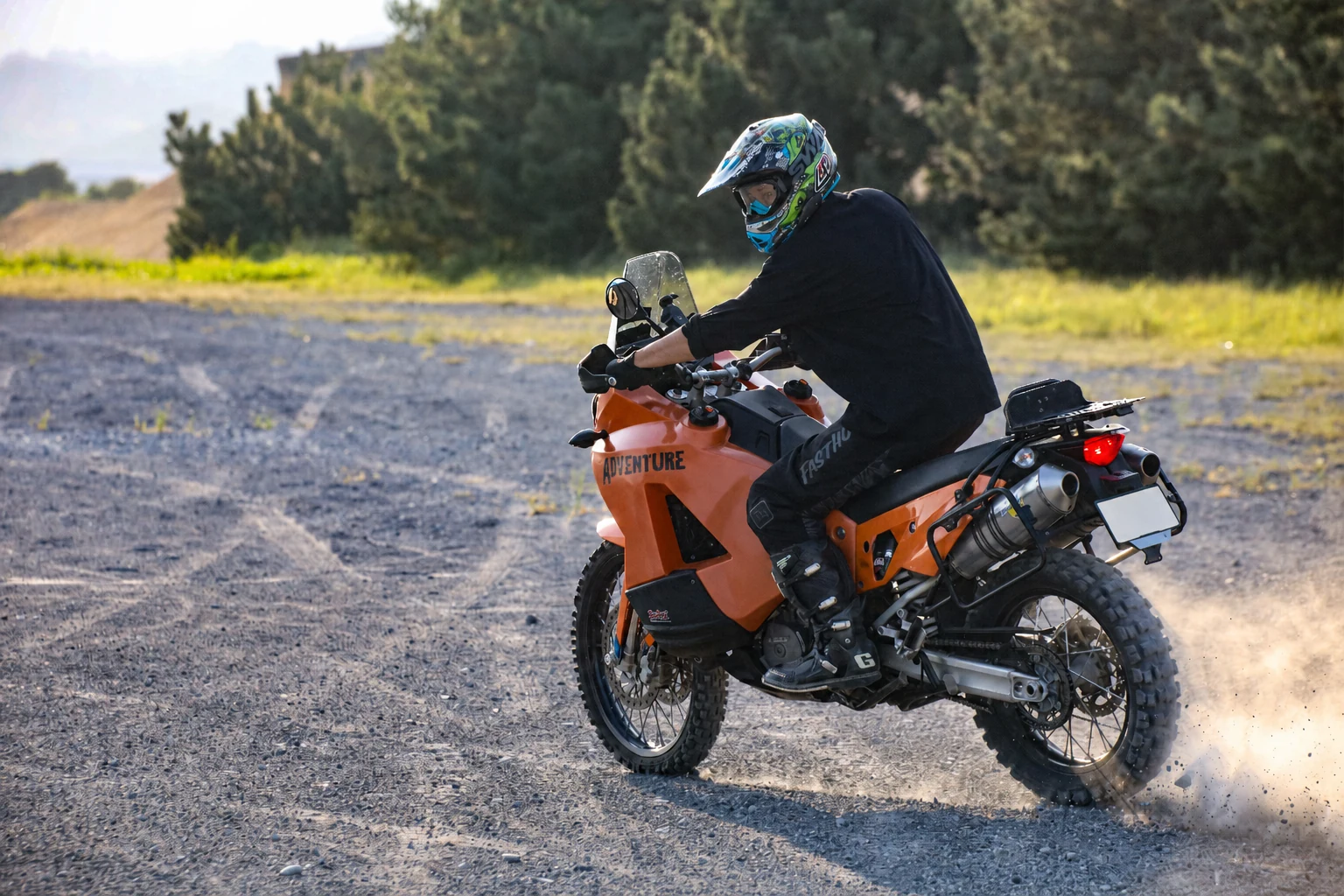 ダートへ進入するKTM 990 ADVENTURE Sの後方