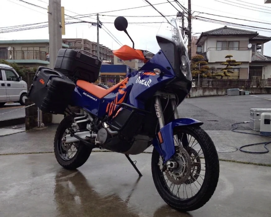 納車直後のブルー外装をまとったKTM 990 ADVENTURE S