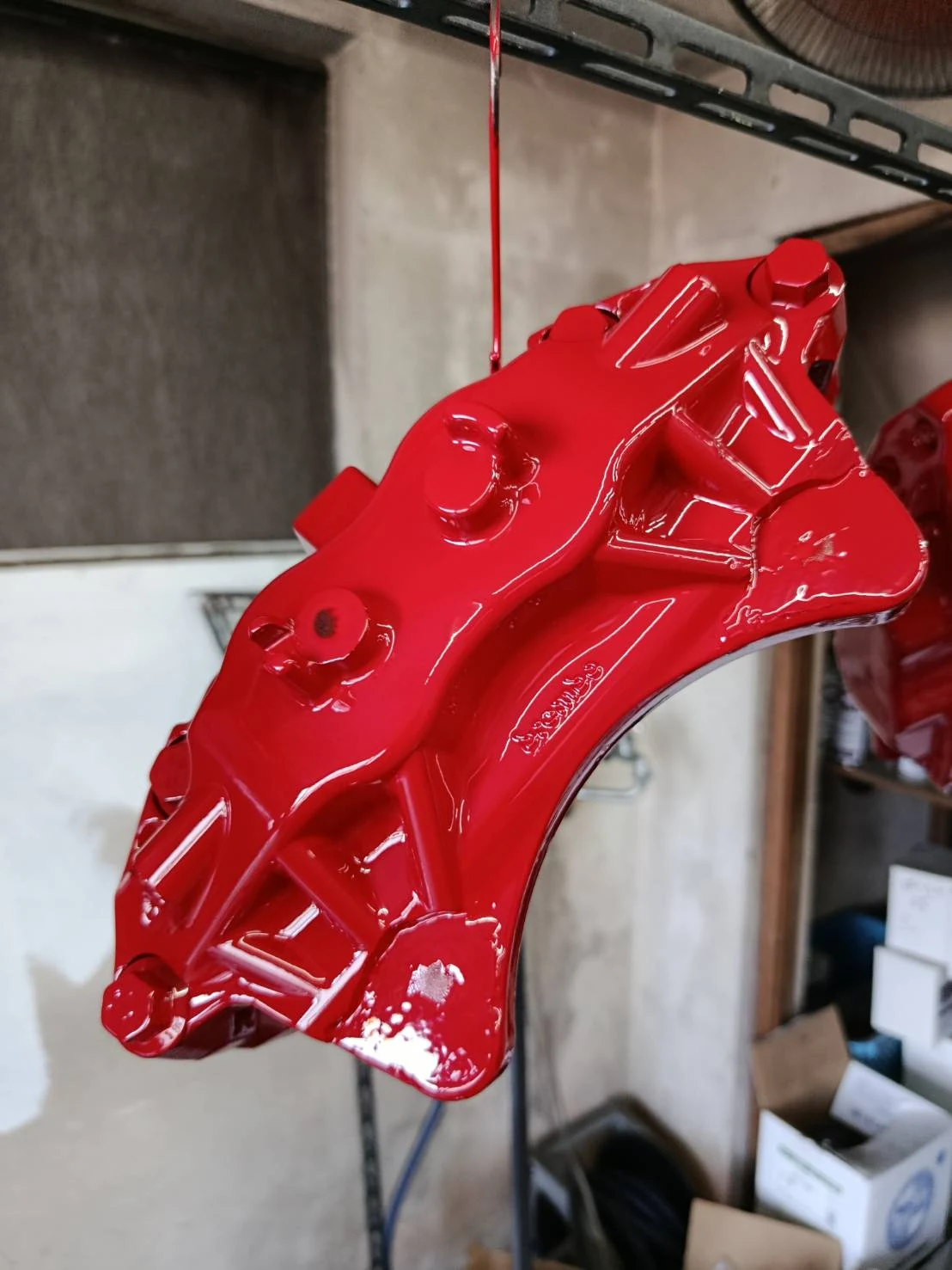 赤で塗装されたモーターサイクル用ブレーキキャリパー