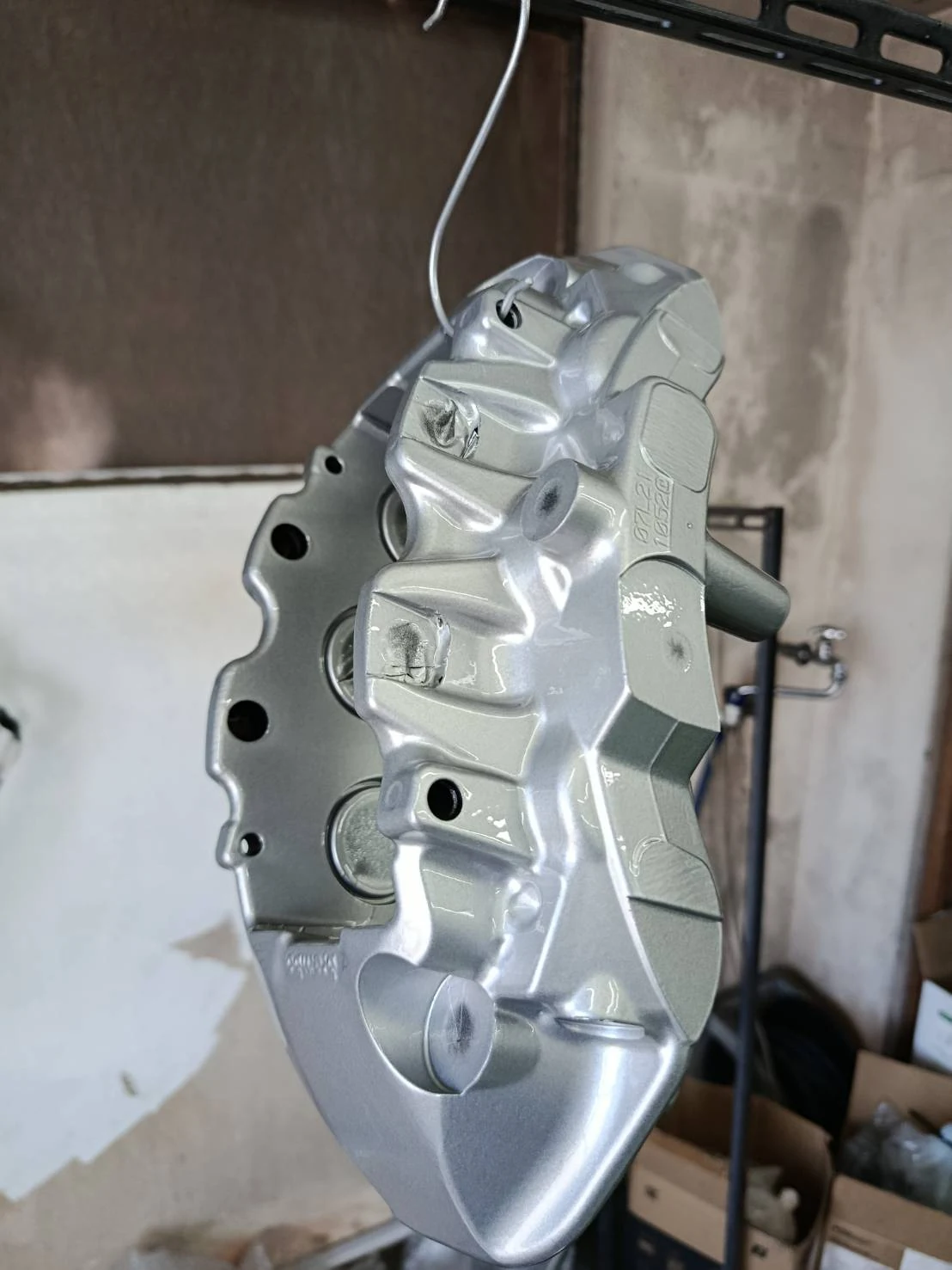シルバーで塗装されたモーターサイクル用ブレーキキャリパー