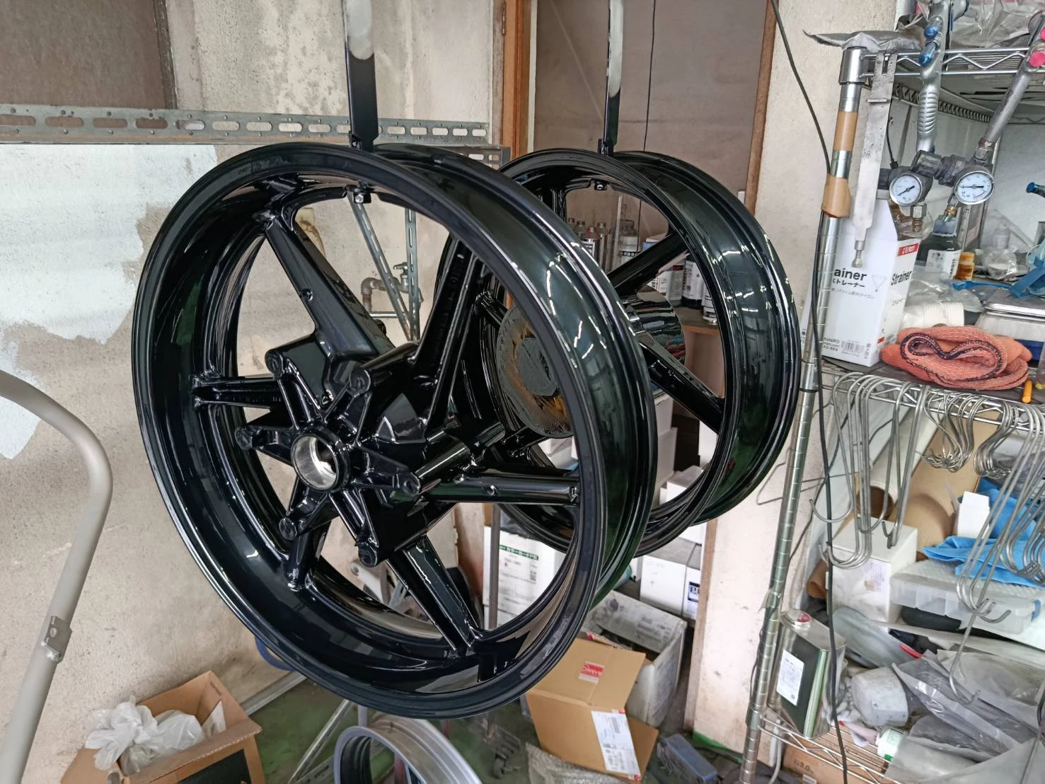 艶あり黒で塗装された前後のモーターサイクルホイール