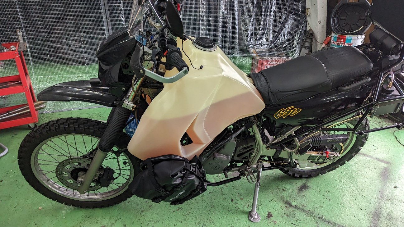 37Lタンクとパニアステーを装着した世界一周仕様のKLR650