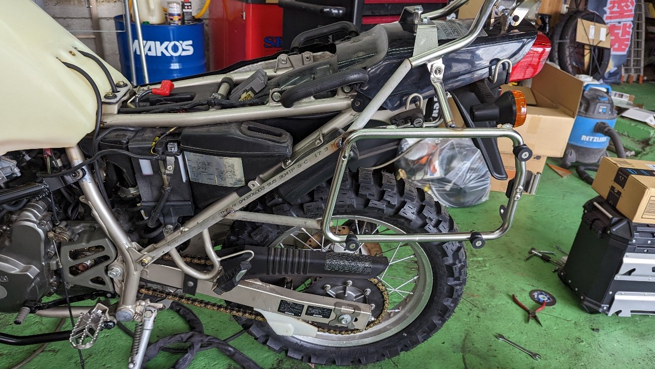 KLR650へ仮組みしたワンオフのパニアステー