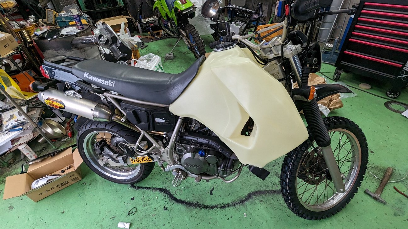 IMS製37Lタンクを装着したKLR650