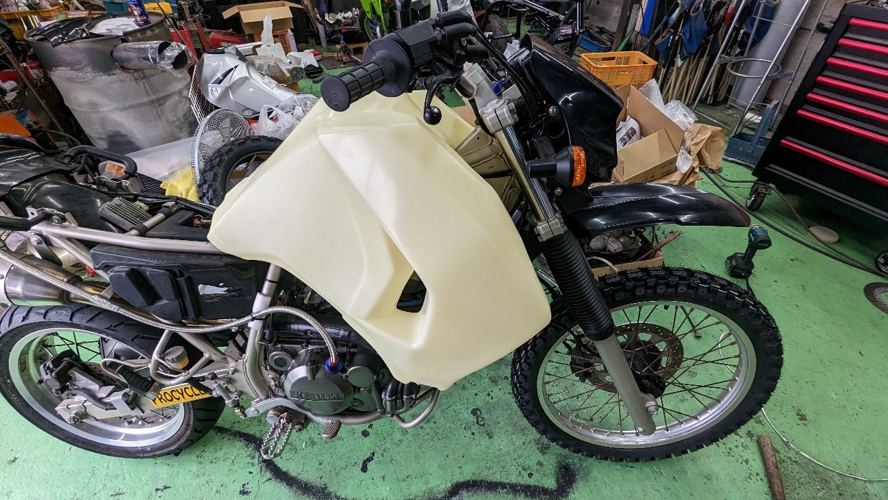 KLR650へIMSタンクを仮合わせしている様子